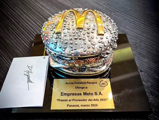 Alimentos Melo recibe el premio de Mejor Proveedor del Año 2023 de Arcos Dorados