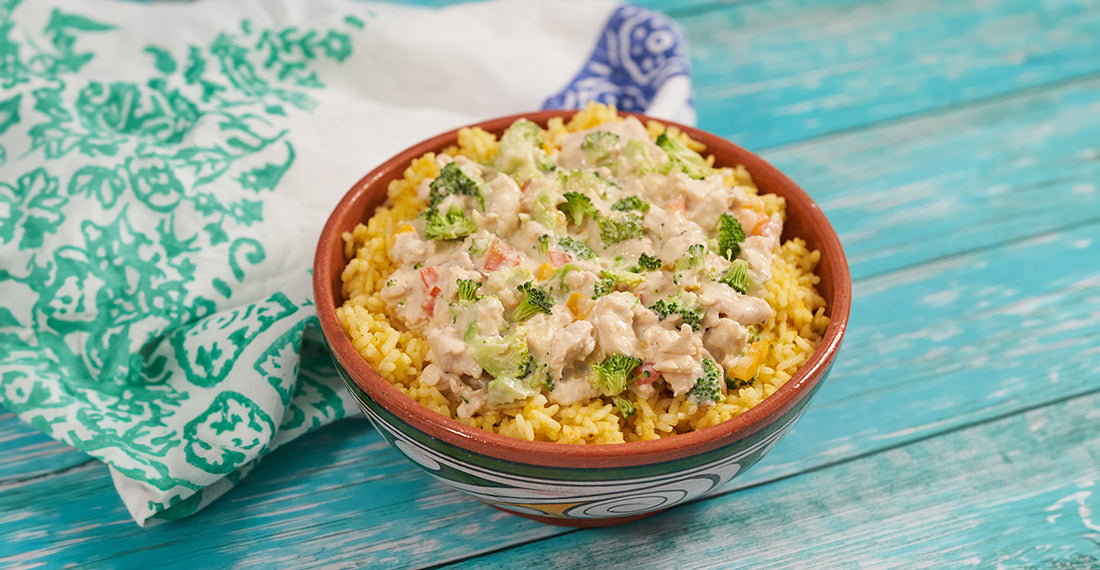 Trozos de pollo de pechuga marinados listos para cocinar.