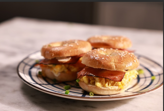 Bagel con Huevos Revueltos y Jamón