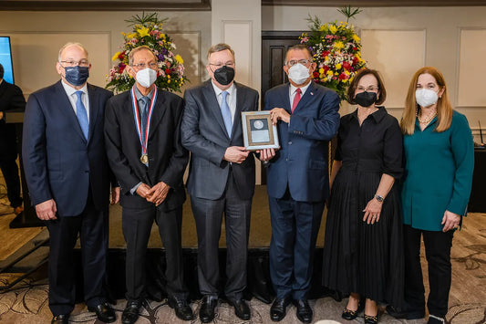 Entrega de la primera medalla "Arturo Melo Sarasqueta" al Ingeniero Rolando Sánchez